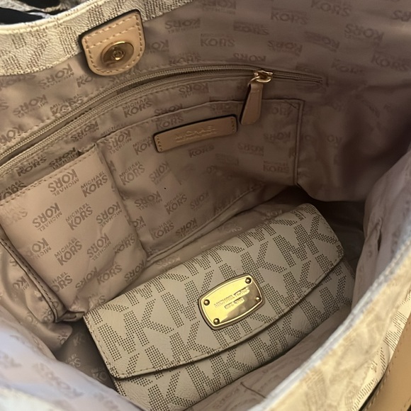 Micheal Kors bag & wallet 🤍 - Picture 6 of 7